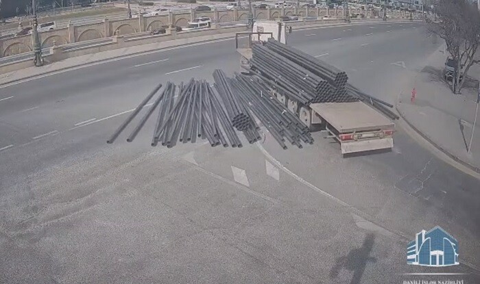 “Bağırov” körpüsündə qəza: yük yola dağıldı - Video