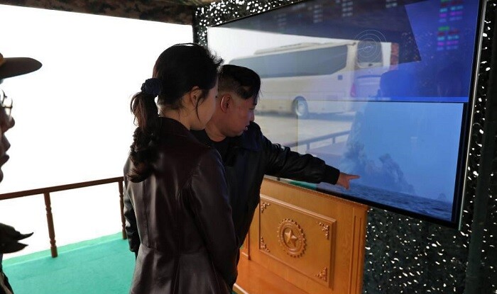 Kim Çen İn qızını da təlimlərə apardı