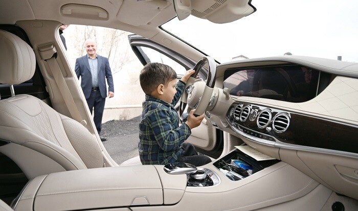 Qarabağa qayıdan azyaşlı Prezidentin maşınında - Fotolar