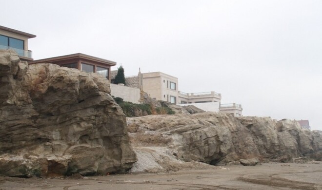 Buzovnada gecə qoruğa girib, qayanı viran qoydular - Video