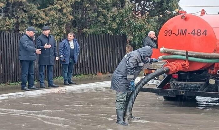 Bakıda icra başçıları su basan ərazilərdə - Foto