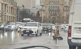 Bakıda, yağış altında, yolun ortasında rəqs edən qız - Video