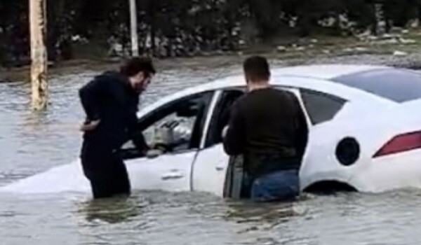 Bakı–Sumqayıt yolunda maşın gölməçəyə düşdü - Foto