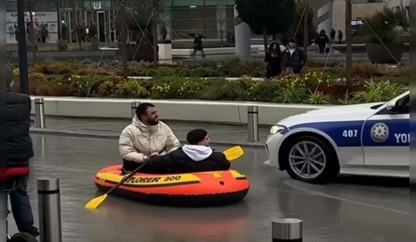 Bakıda metronun önündə "qayıq sürdülər" - Video