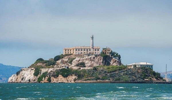 Ağ Ev hərəkətə keçdi, Alkatraz həbsxanası rəsmən açıla bilər