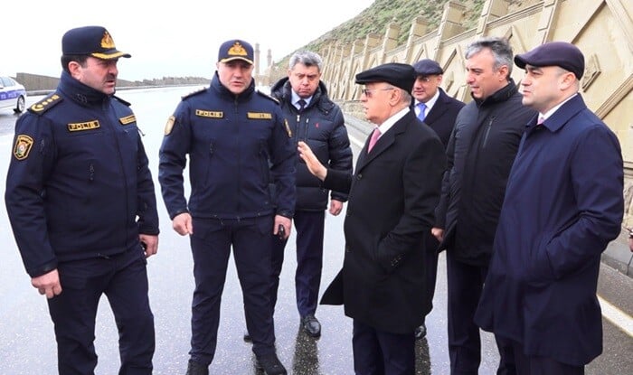 Heydərov Bibiheybətdə sürüşmə təhlükəsi olan ərazidə - Video