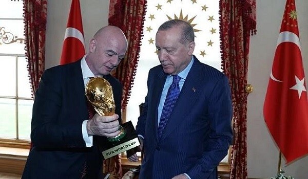 İnfantino Ərdoğana dünya kubokunu verdi