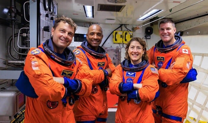 Aya uçanlar market menecerindən də az maaş alır