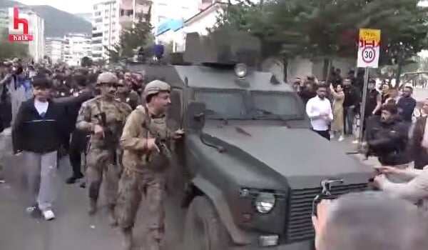 Qətliam törədən şagirdin meyiti zirehli texnika ilə çıxarıldı - Video