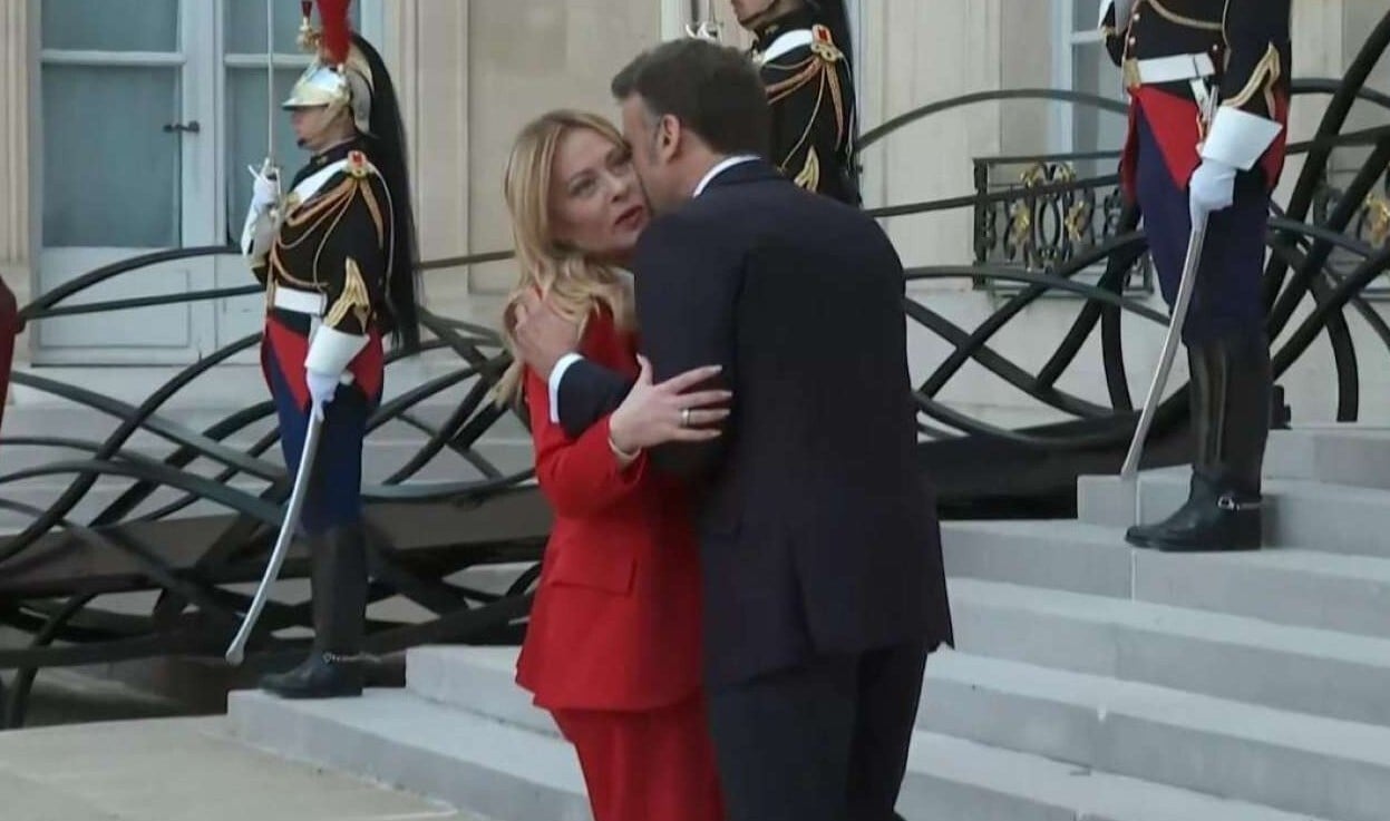 Makronun Melonini səmimi qarşılaması diqqət çəkdi - Video