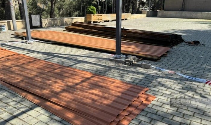 Parkda qanunsuz quraşdırılmış konstruksiya sökülür - Foto