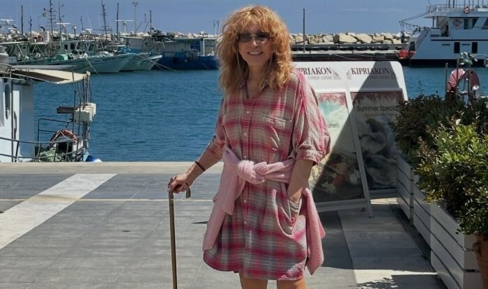 77 yaşlı Puqaçova əlində əsa ilə - Foto