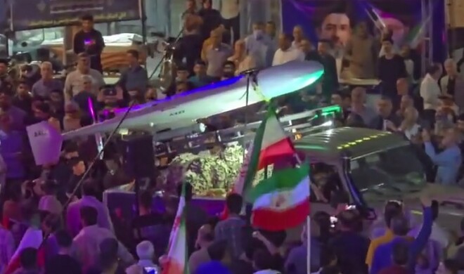 نمایش پهپاد «شاهد-۱۳۶» در میدان ساعت تبریز- ویدئو