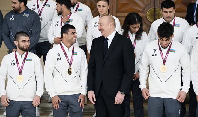 Prezident çempion olan güləşçiləri qəbul etdi - Foto