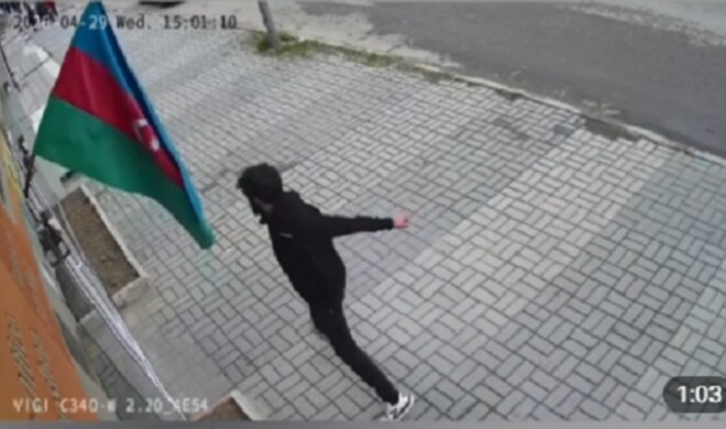 Bayrağımıza hörmətsizlik edən gənc buna məcbur edildi  - Video