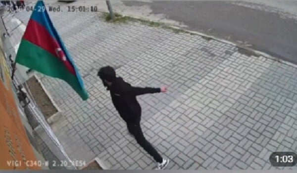 Bakıda bayrağımıza hörmətsizlik edən gənc cəzalandırıldı - Video