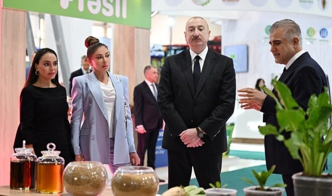 Президент ознакомился с выставкой в Экспоцентре - Фото