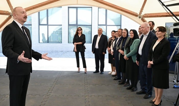 İlham Əliyev və xanımı Şükürbəyli sakinləri ilə görüşdü