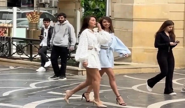 Qazaxıstanlı modellər Bakının mərkəzində... - Video