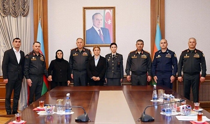 Nazir Milli qəhrəmanların ailələlərinə medallar təqdim etdi