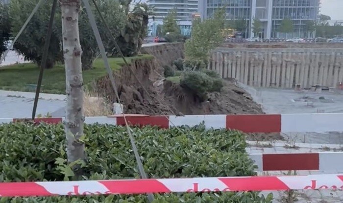 Bakı Ağ Şəhərdə torpaq sürüşməsi - Foto