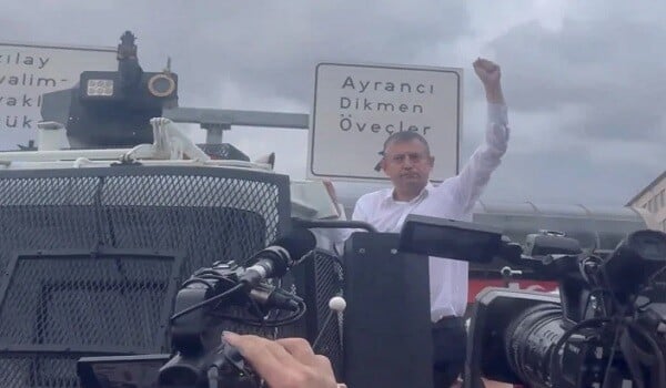 Özgür Özəl TOMA-nın üzərinə dırmaşdı - Video