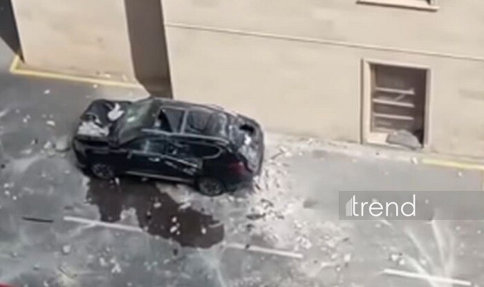Binanın fasadı qopub maşının üstünə düşdü - Video