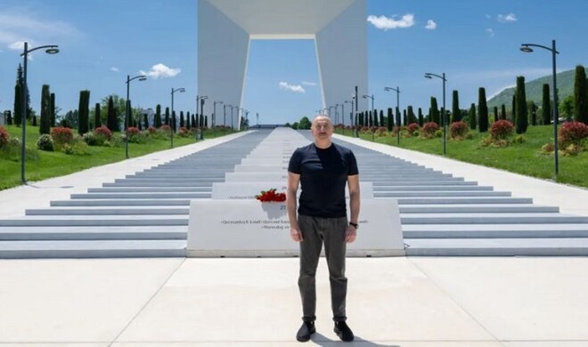 Президент в парке Победы в Ханкенди - Фото