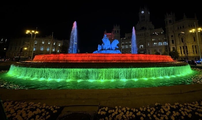Madrid fountain lights up in Azerbaijan flag colors - Photo