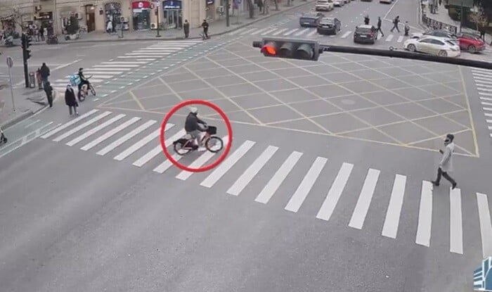 В Баку автомобиль задавил велосипедиста - Видео