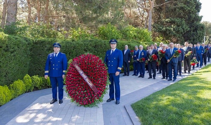 AZAL kollektivi Fəxri xiyabanı ziyarət etdi