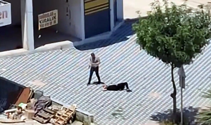 Polis məmuru oğlunu güllələdi, başında gözlədi - Video