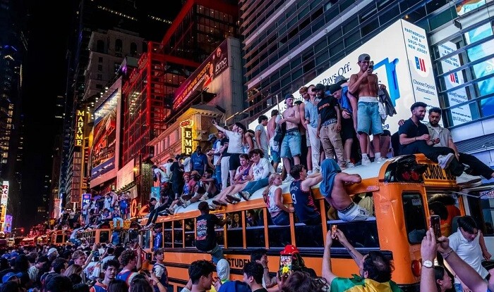 Basketbol azarkeşləri Nyu-Yorkda avtobusu yandırdı - Video
