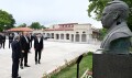 Presidents view bullet-riddled busts of prominent figures - Photo