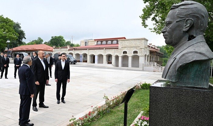 Prezidentlər Şuşada güllələnmiş büstlərə baxdı - Foto