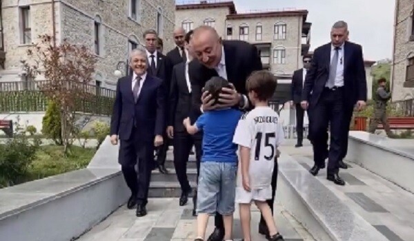 Prezidentin Şuşada uşaqlarla səmimi görüşü - Video