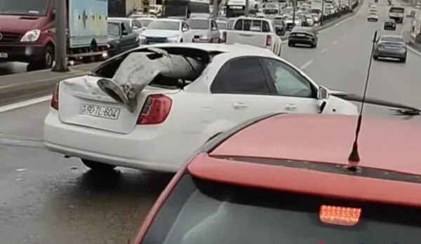 Bakıda qəza: işıq dirəyi maşının salonuna girdi - Foto