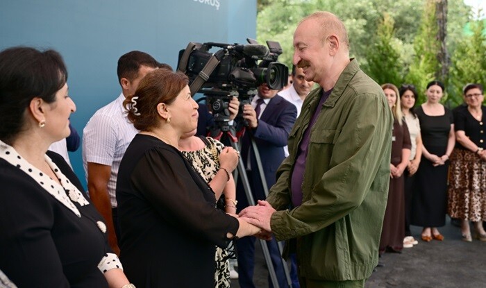 İlham Əliyev Quzeyxırman kəndində sakinlərlə görüşdü - Foto