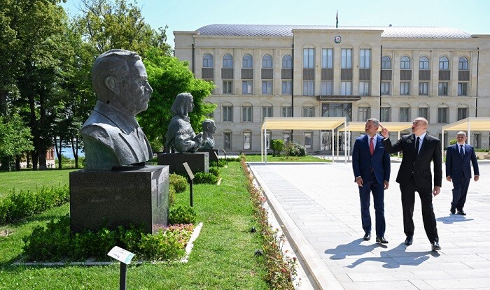 Prezidentlər işğal dövründə güllələnmiş büstlərə baxdılar
