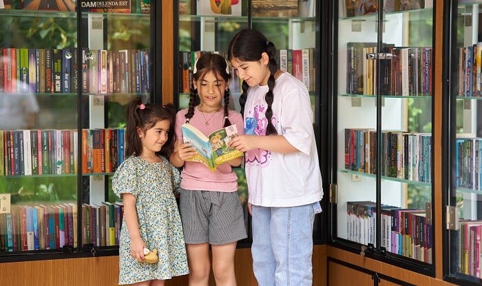 Şuşanın mərkəzində günəş enerjisi ilə işləyən "Kitab dayanacağı"...