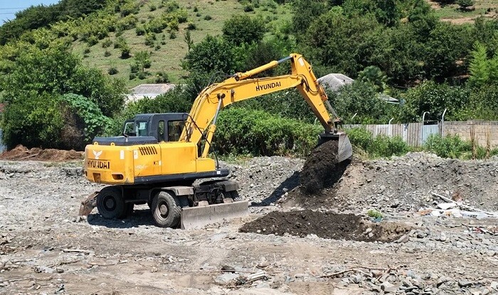 Zaqatalada dağ çaylarına ağır texnika cəlb edildi - Foto