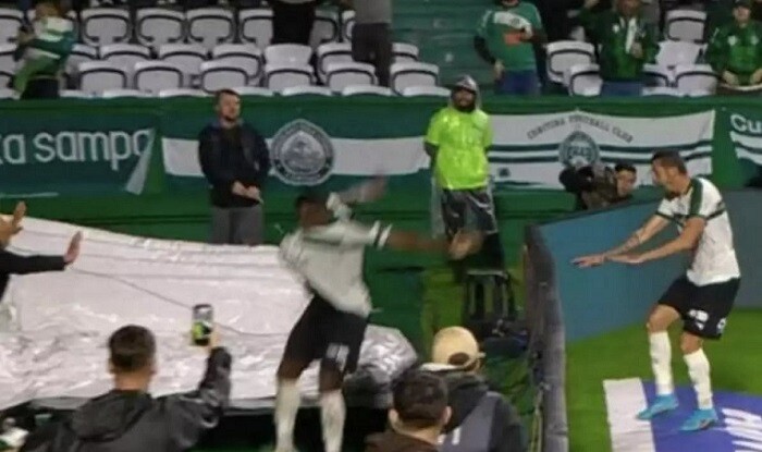 Qol sevinci yaşayan futbolçu tunelə düşdü - Video