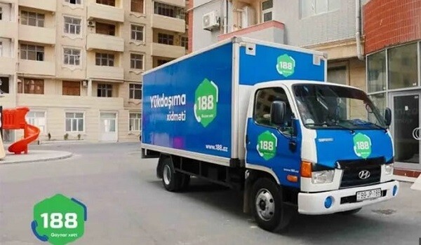 Məşhur yükdaşıma xidməti işçisinin pulunu kəsdi