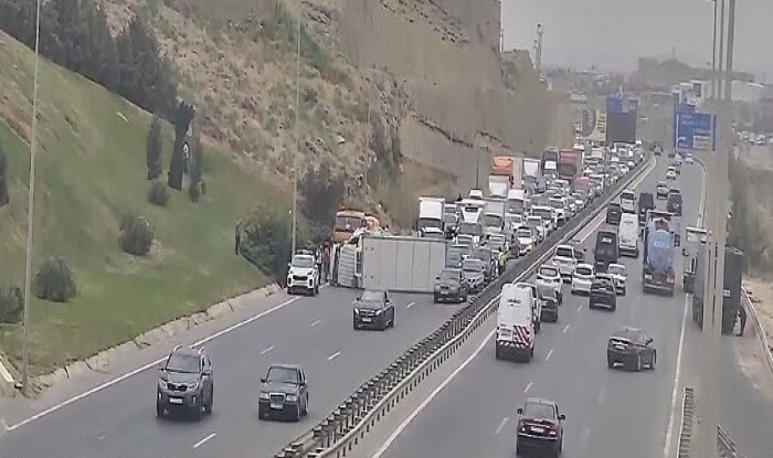 Qaradağda yük maşını aşdı