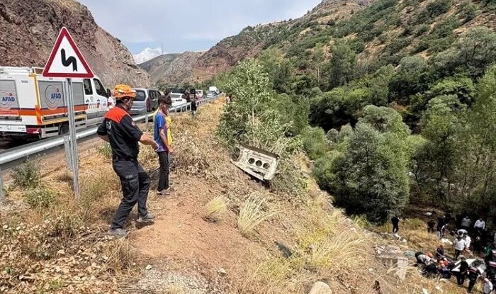 Mikroavtobus dərəyə aşdı: 4 ölü, 10 yaralı - Foto