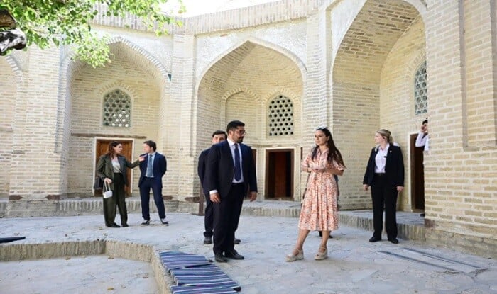 Leyla Əliyeva ilk Buxara Biennalesinin əsərləri ilə tanış oldu