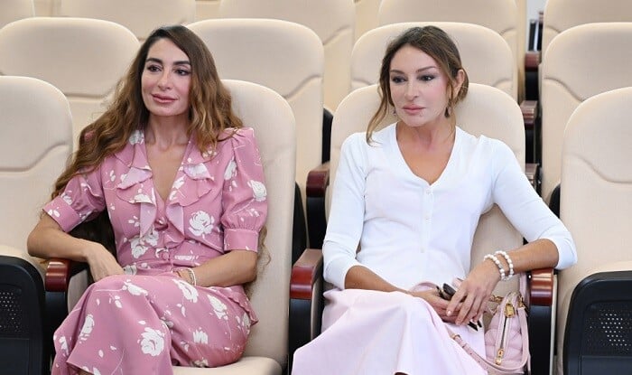 Mehriban Əliyeva qızı ilə məktəbin açılışında - Foto