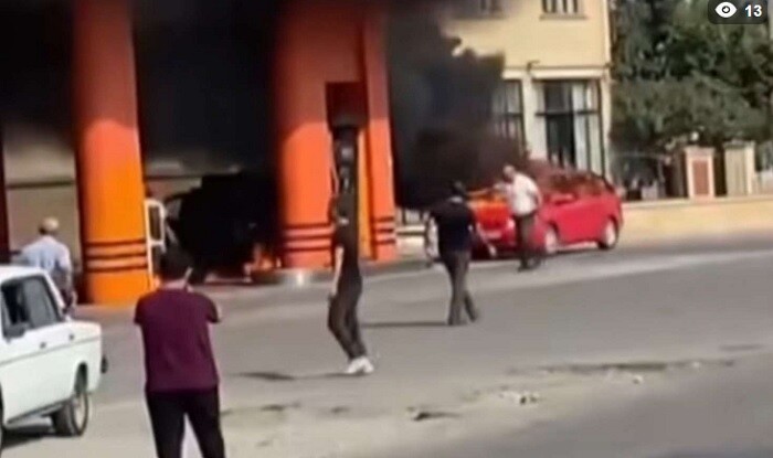 Böyük faciənin qarşısını aldı: Yanan maşını... - Video