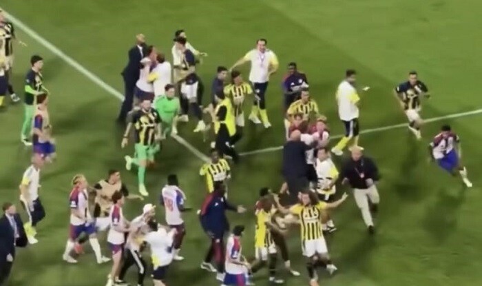 “Fənərbağça”nın futbolçusuna hücum edildi: Kütləvi dava - Video
