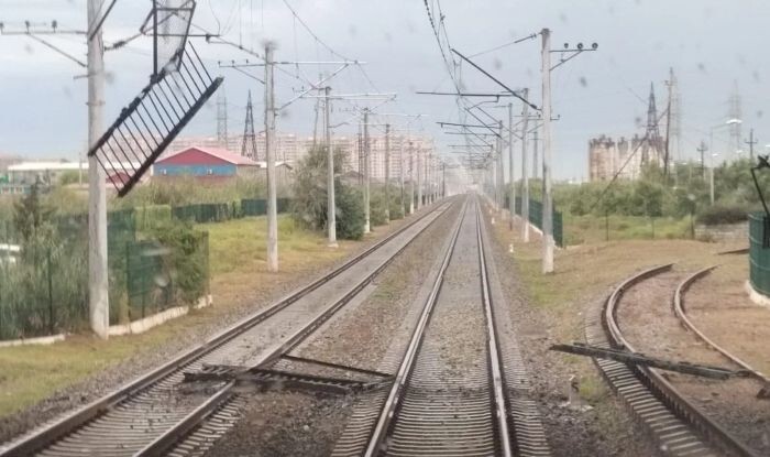 Güclü külək məhəccərləri relslərin üstünə atdı - Foto